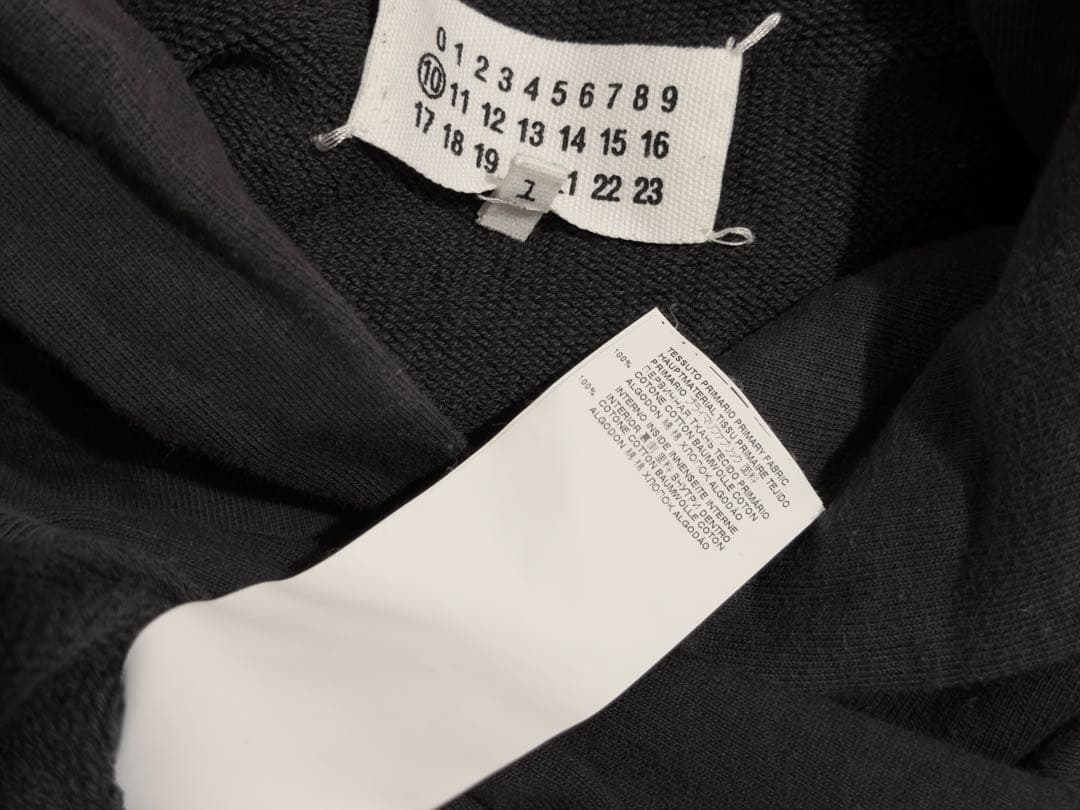 メゾンマルジェラ　ブラック　反転ロゴ刺繍 パーカー スウェット