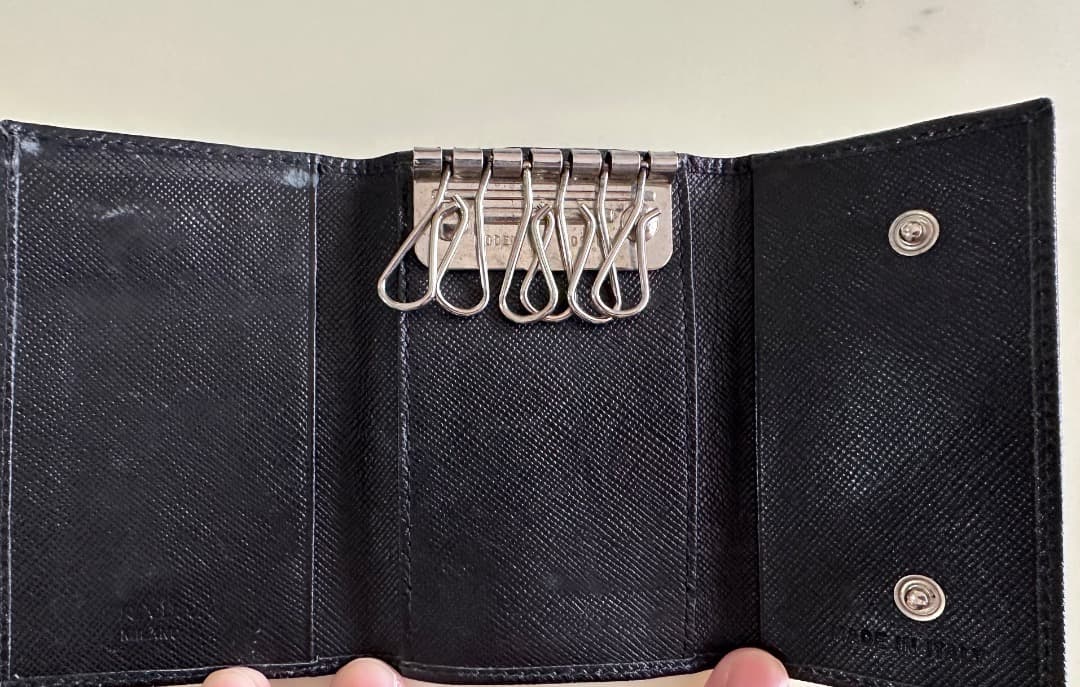 美品　プラダ　PRADA サフィアーノレザー ブラックキーケース