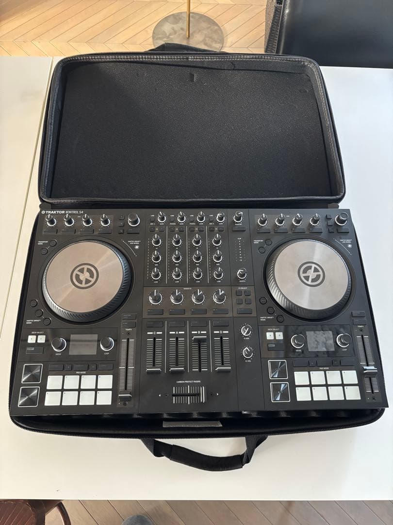 TRAKTOR KONTROL S4 MK3コントローラー