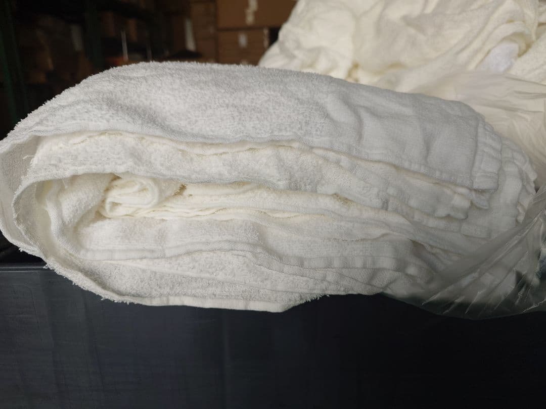 フェイスタオル　ウエス白色400枚薄め 折畳まず、広げて、数十枚を折り曲げて発送