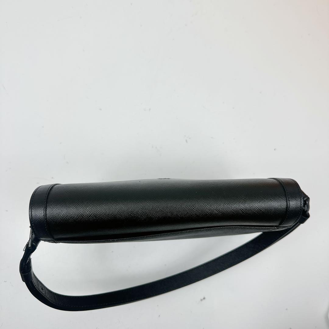 イヴサンローラン　ブラック　レザー　カサンドラロゴ　ワンショルダーバッグ　黒