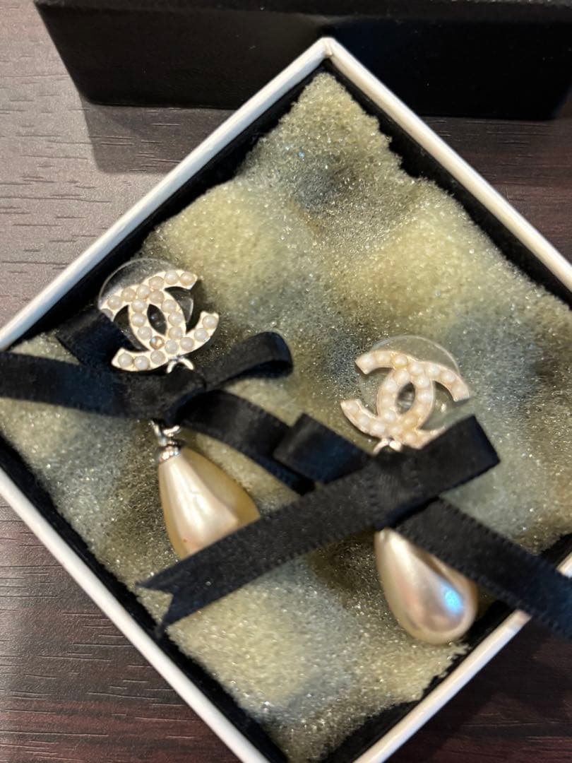CHANEL パール型ピアス CCロゴ付き