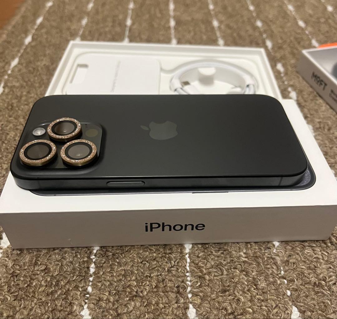 iPhone 15 Pro 128GB MOFT SNAP CASEケース付き。