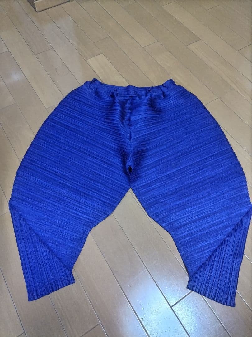 プリーツプリーズ　イッセイミヤケ　変形パンツ