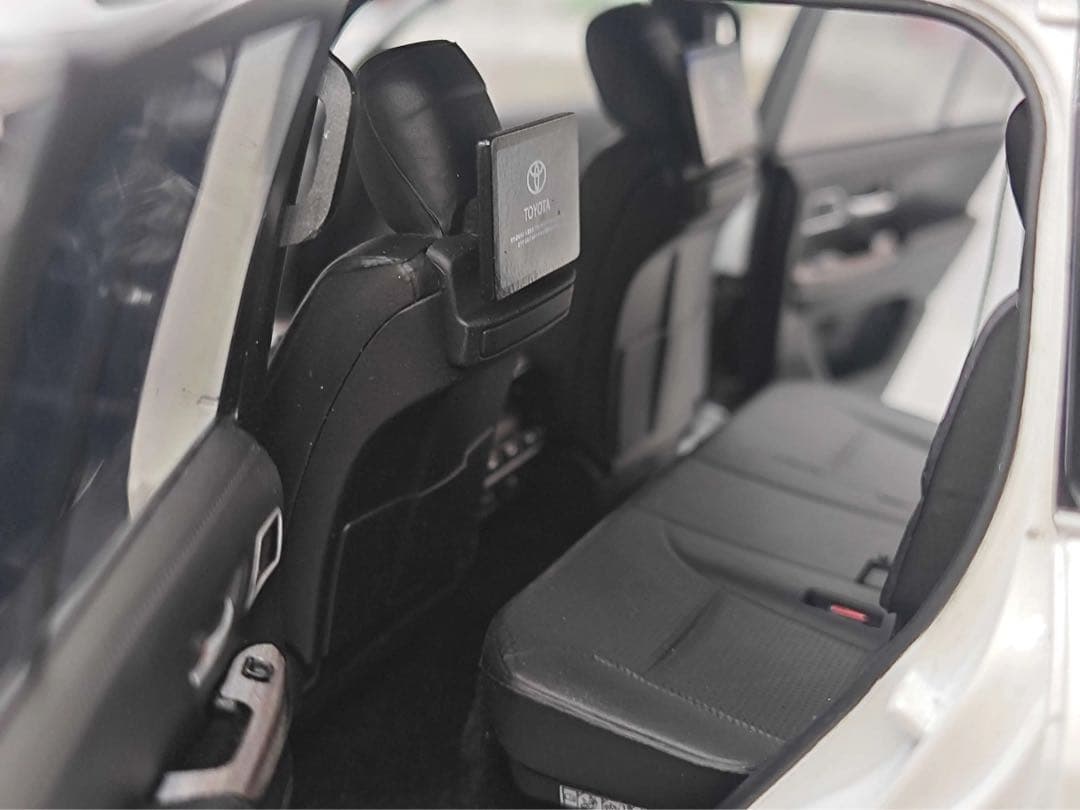 新発売 LCD 1/18 トヨタ ランドクルーザー LC300 ZX ミニカー