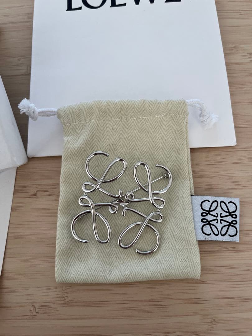 な*な様 LOEWE ブローチ