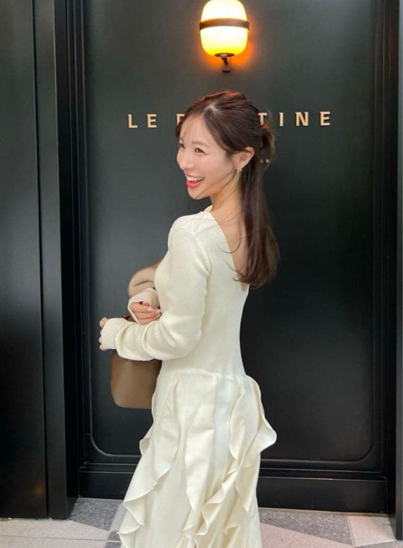 本日限定値下げ‼️Aimeine バックオープンフリルドッキングワンピース完売品