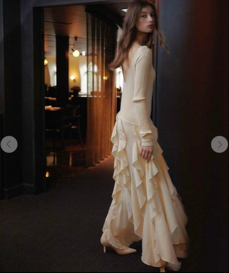 本日限定値下げ‼️Aimeine バックオープンフリルドッキングワンピース完売品