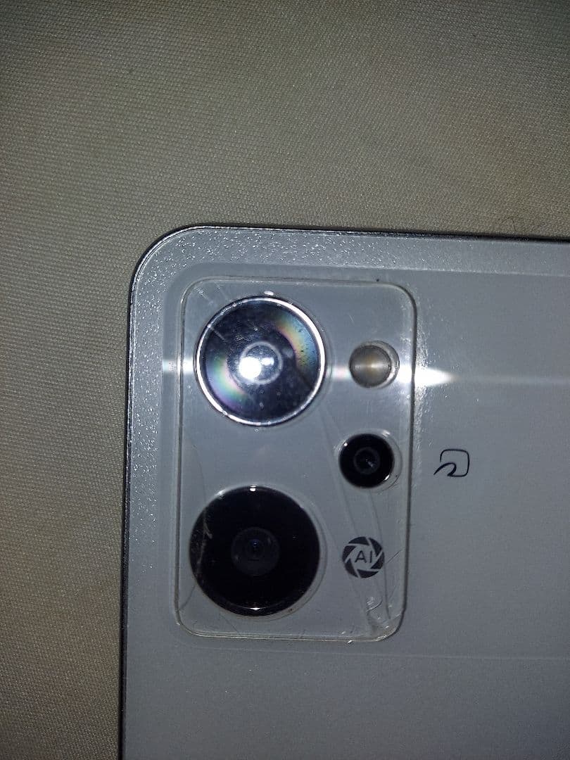 OPPO Reno 9A simフリー　ホワイト　カメラレンズ割れあり