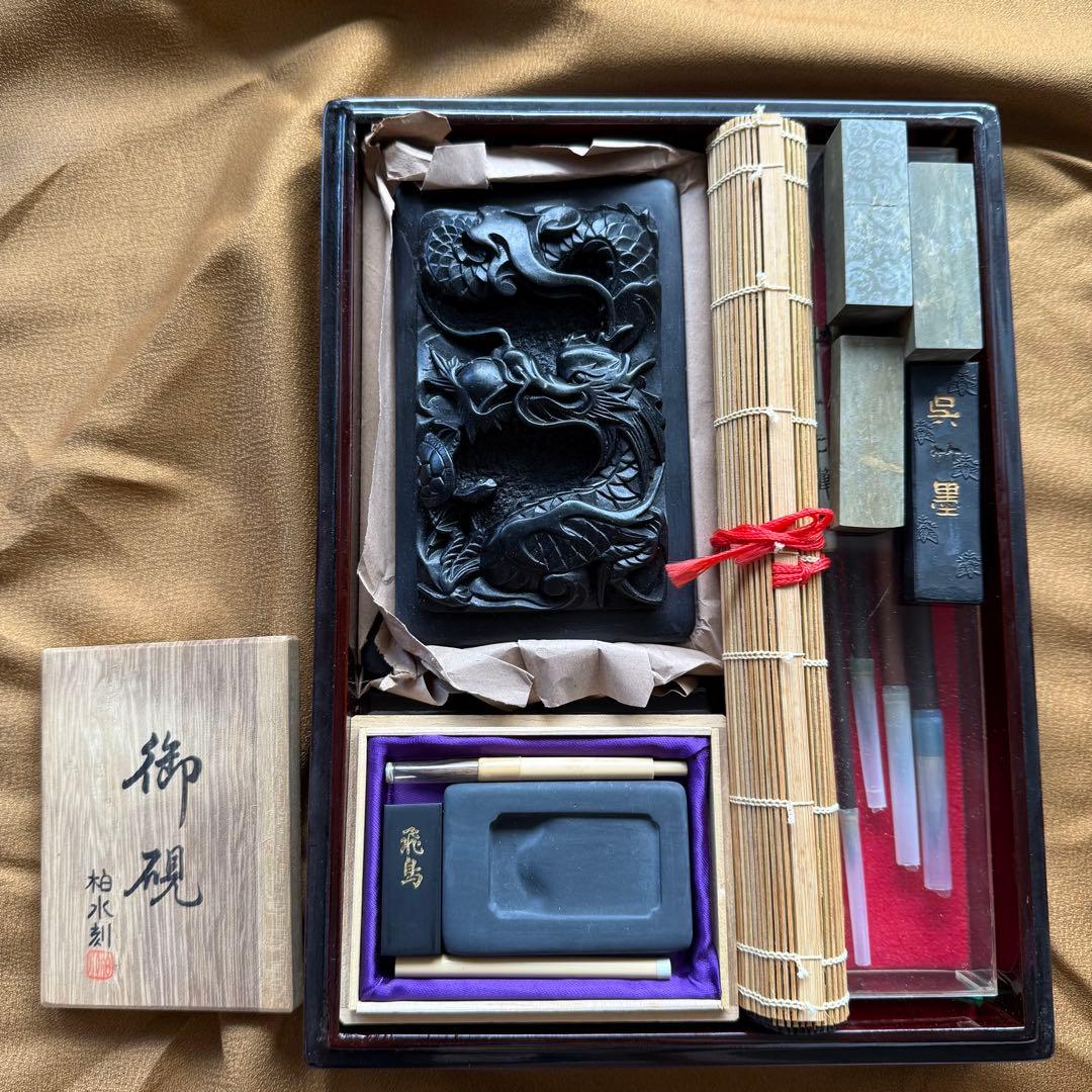 ドラゴン彫刻の硯・文鎮など一式