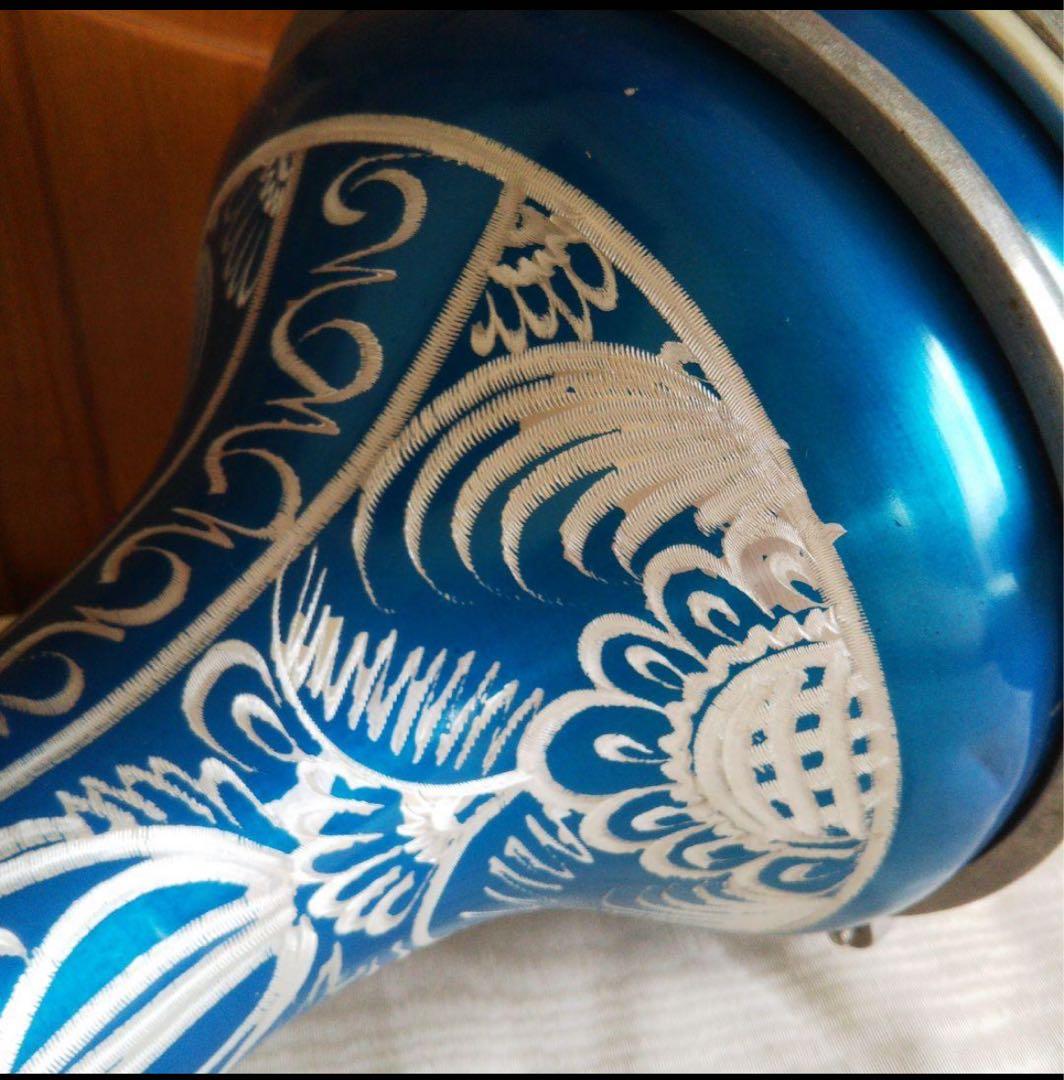 青い装飾模様のパーカッション楽器