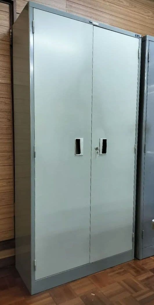 グレーの2ドアキャビネット