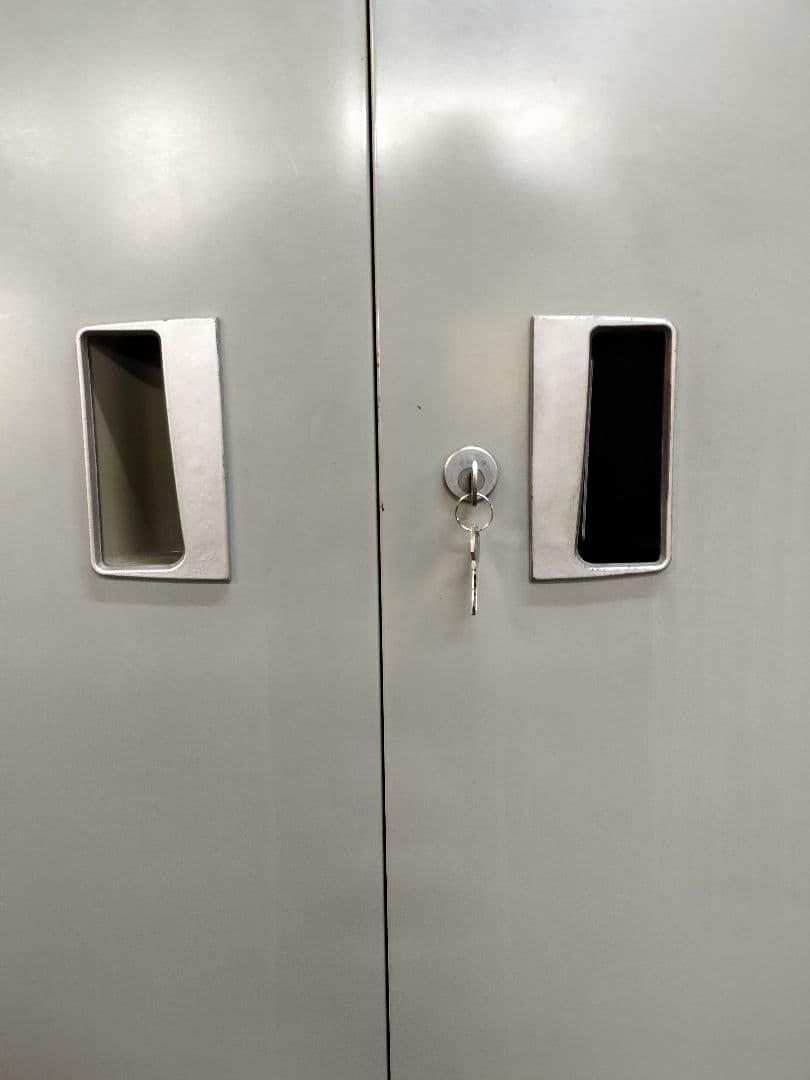 グレーの2ドアキャビネット