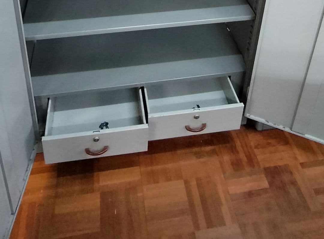 グレーの2ドアキャビネット