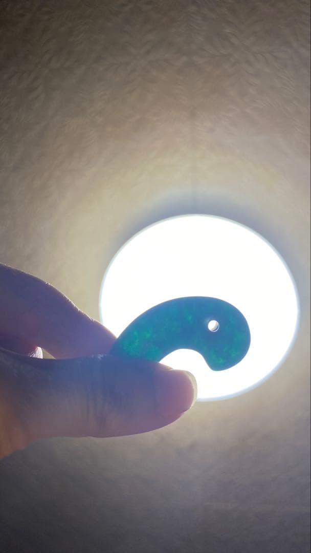 光に当てると模様が浮かび上がり綺麗です。オーラまとってる勾玉です。