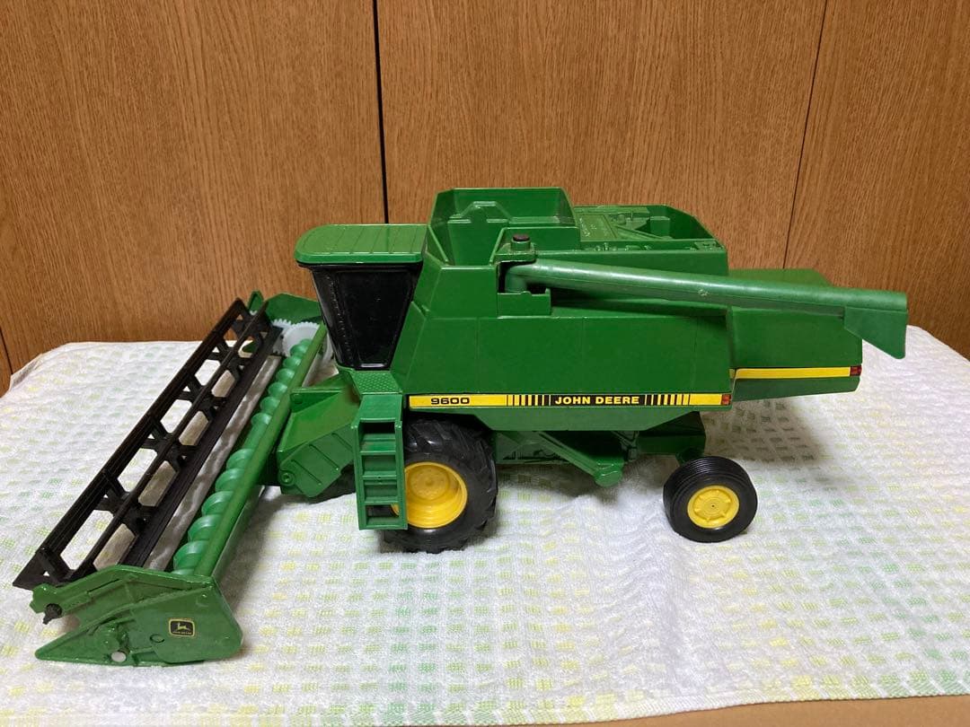 ジョンディア　コンバイン9600 ERTL製 1/28スケール