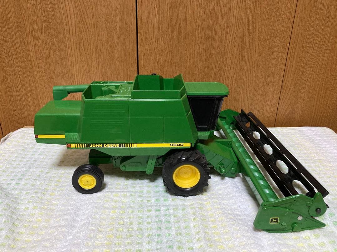 ジョンディア　コンバイン9600 ERTL製 1/28スケール