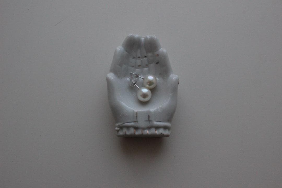 【A】ホワイトハンドモチーフ/Made in Japan /陶器製・小物入れ