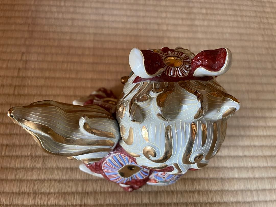 九谷焼　陶器製　獅子の置物 赤・白・金　紅白　工芸品　アンティーク　おめでたい