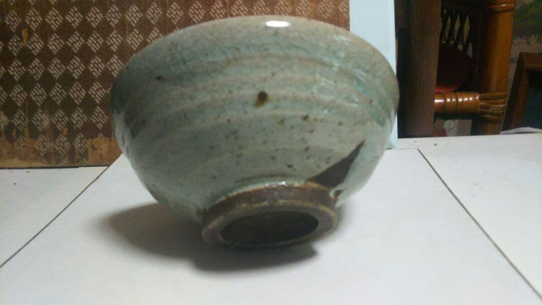 高麗青磁輪線紋茶碗です貫入いり