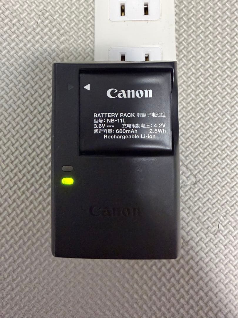 Canon IXY 180 コンパクトデジタルカメラ 本体とバッテリー