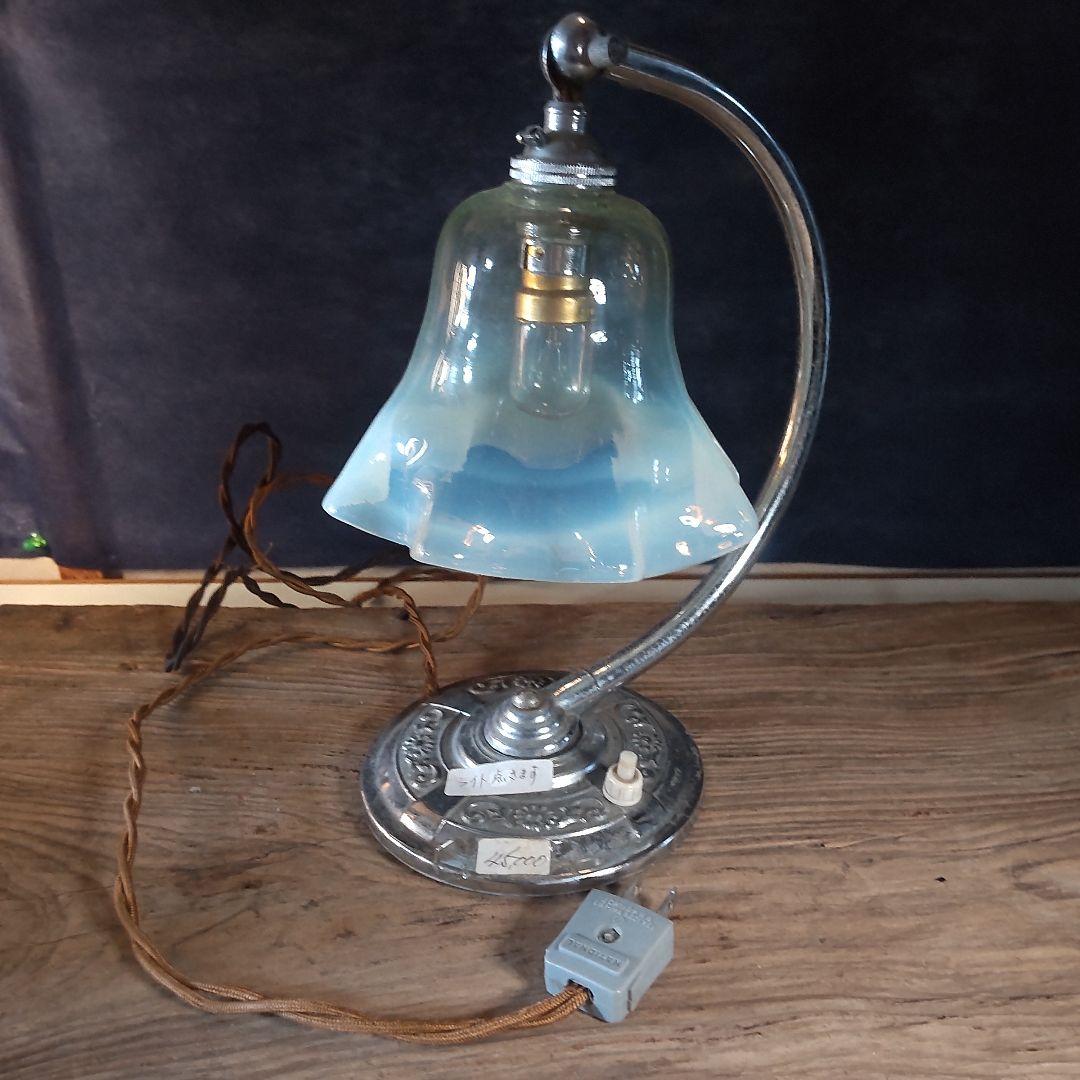 西洋アンティーク～おしゃれなガラス、フリル乳白色～スタンド