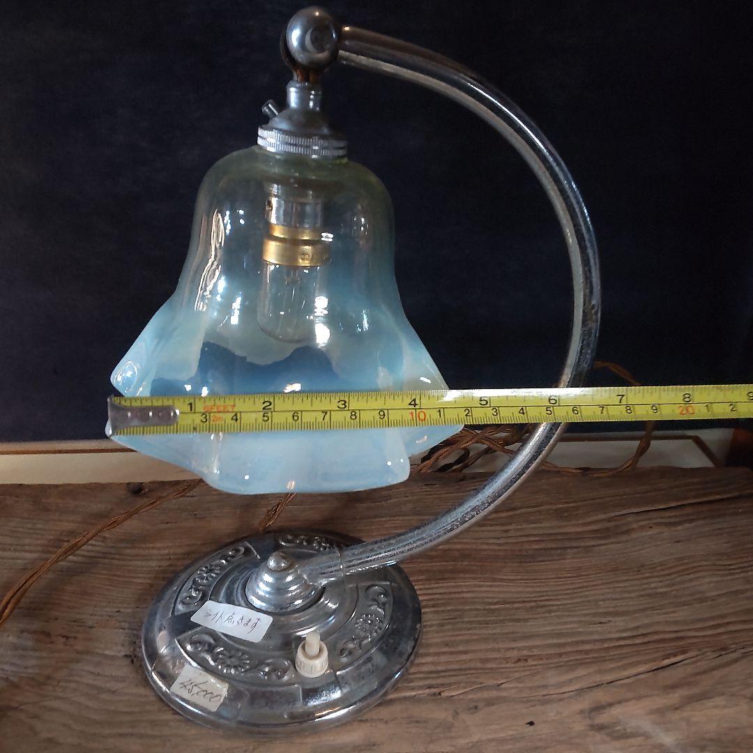 西洋アンティーク～おしゃれなガラス、フリル乳白色～スタンド