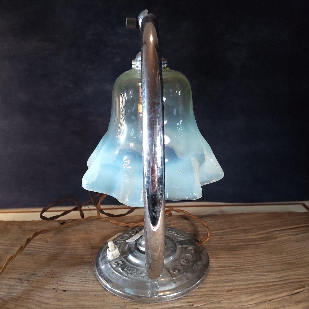 西洋アンティーク～おしゃれなガラス、フリル乳白色～スタンド