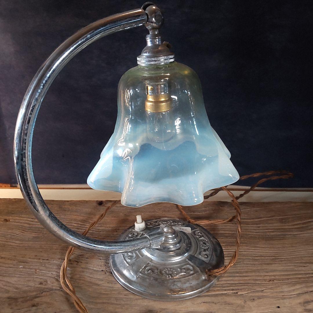 西洋アンティーク～おしゃれなガラス、フリル乳白色～スタンド