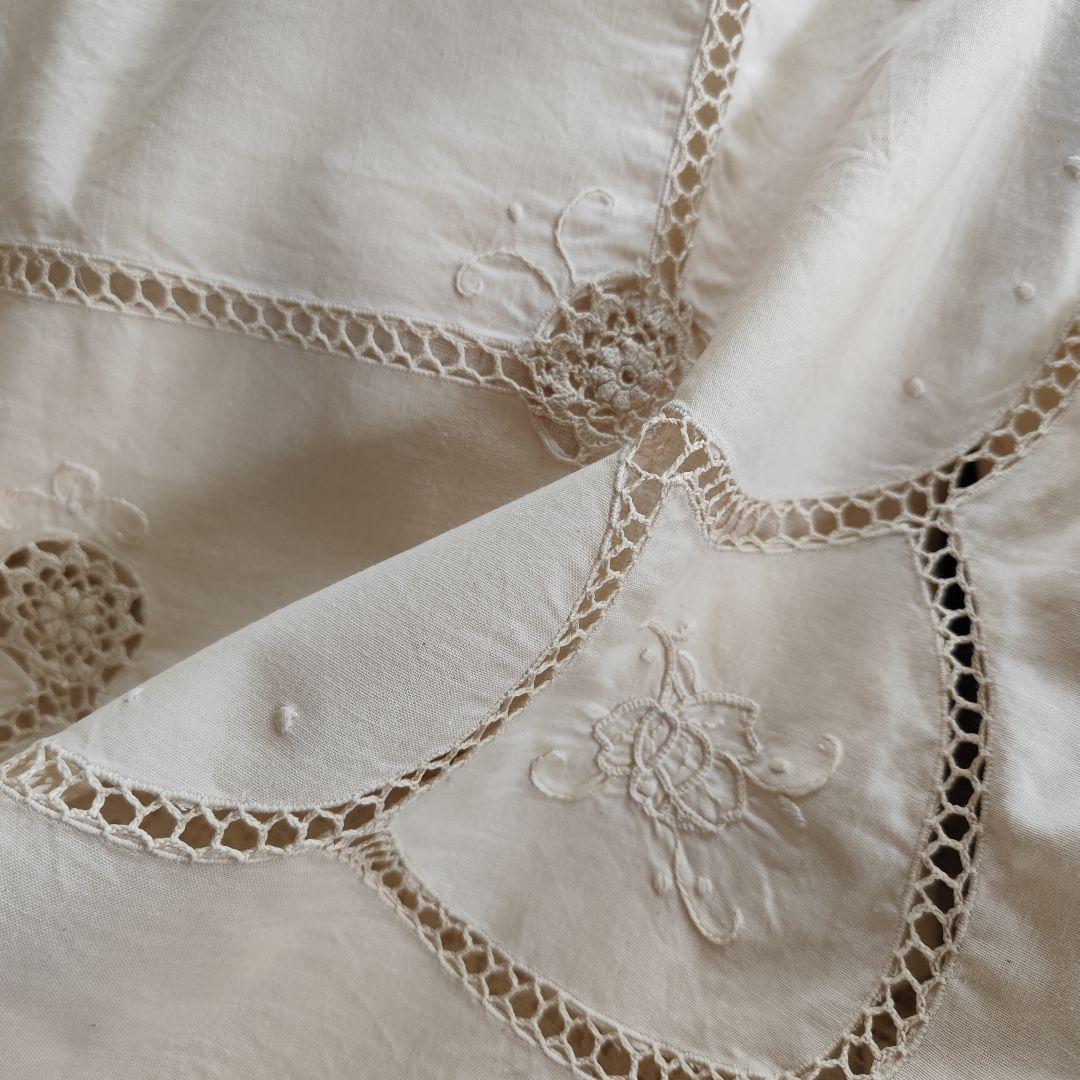 手刺繍入りパネル　クロッシェ編みレース繋ぎ　生成り　テーブルクロス