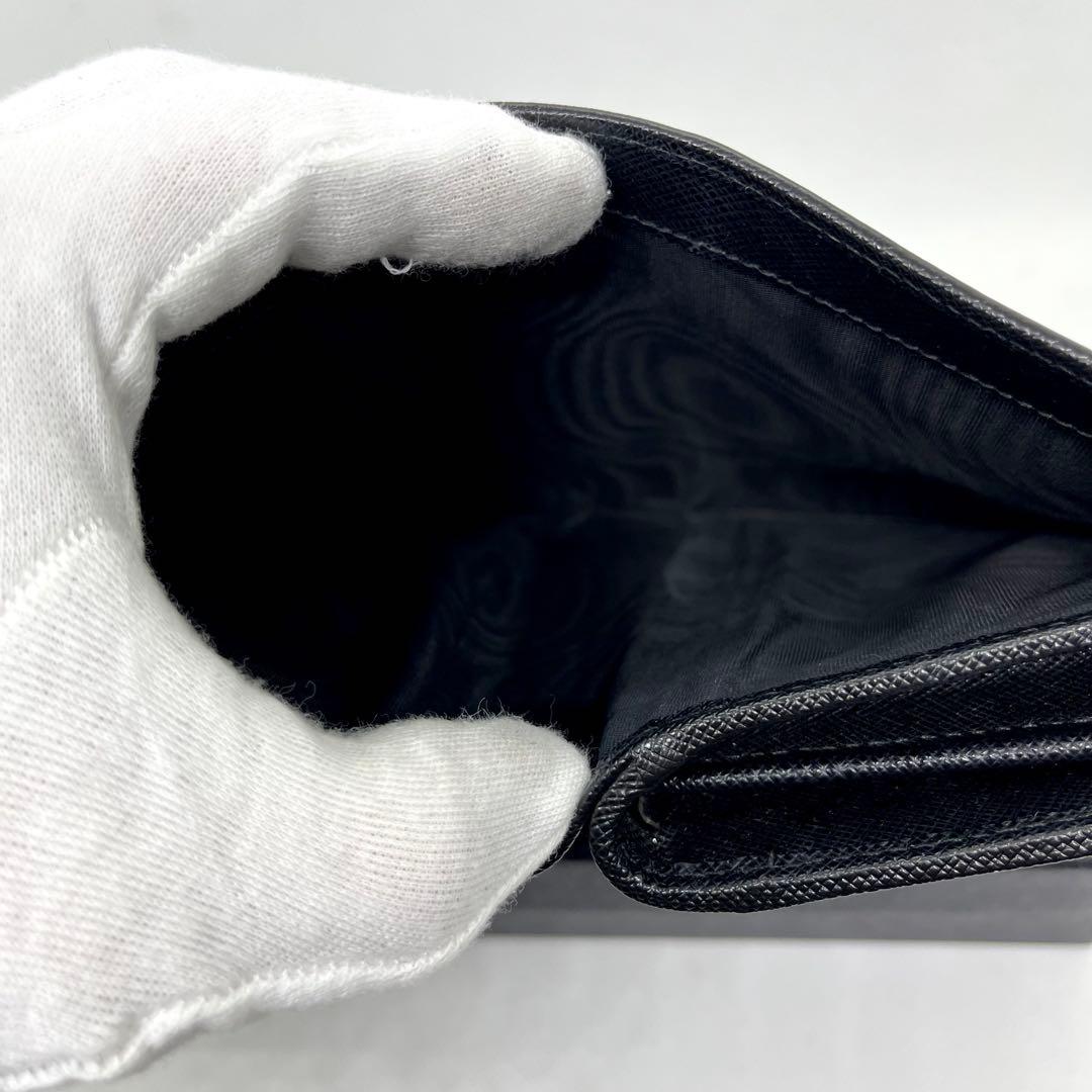 極美品/現行モデル✨プラダ 二つ折り財布 メタルロゴ サフィアーノ ブラック