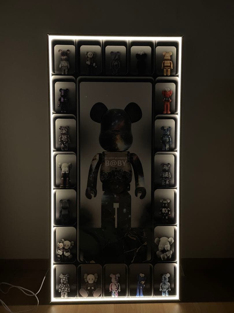 ベアブリック KAWS 絵 光る ポスター 写真 パネル