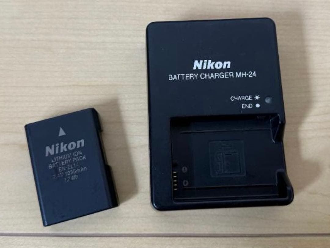 美品‼︎ Nikon 一眼レフカメラ 本体・ストラップ・充電器付き　カビや傷なし