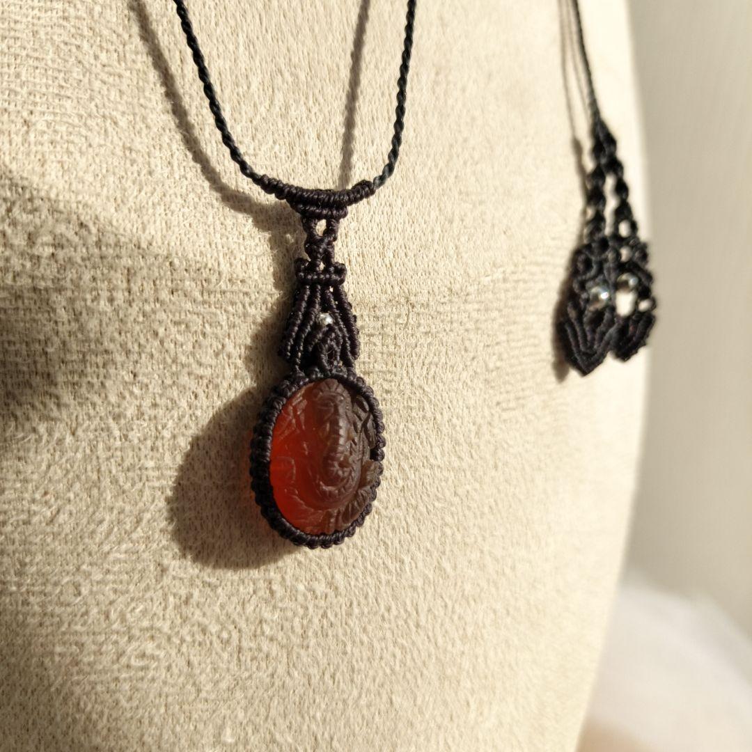 ヘソナイトガーネット　ガネーシャ彫りマクラメ編みネックレス