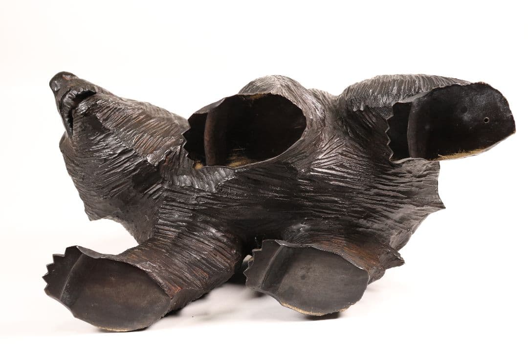 ブロンズ製の熊　木彫りの熊