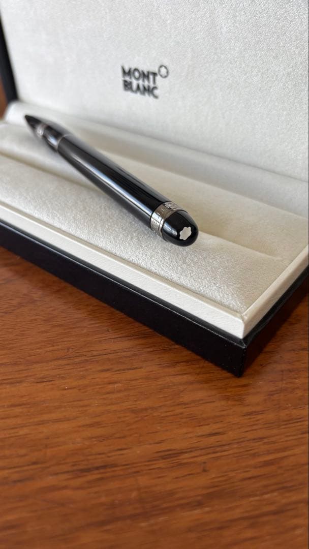 新品箱入り MONTBLANC 黒 スターウォーカーボールペン