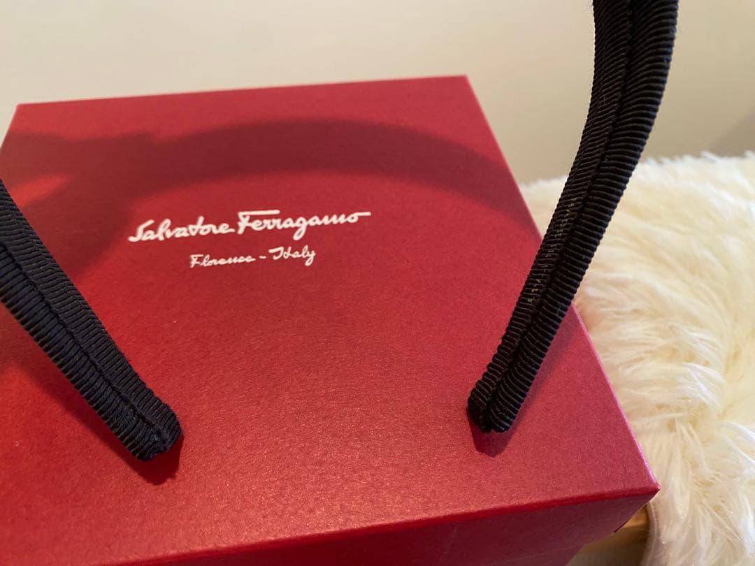 フェラガモ　カチューシャ　ブラック×ゴールド