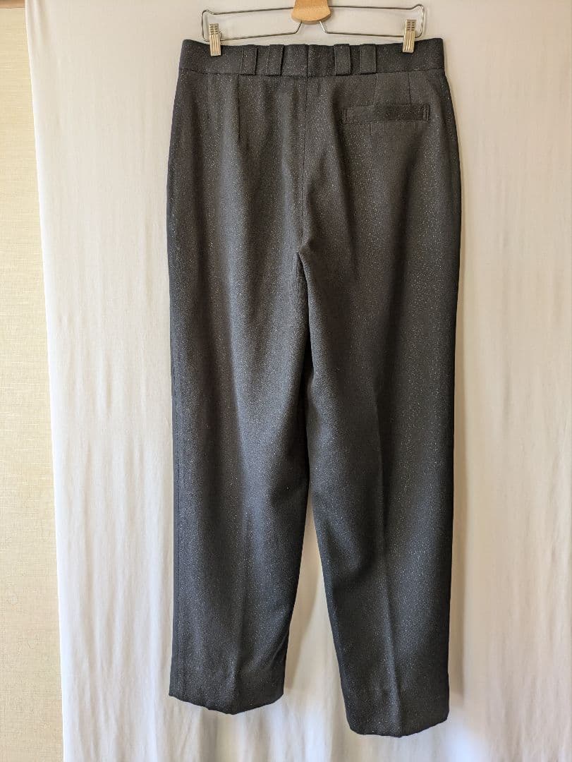 BBCOの黒のラメ入りのベストとパンツのセットアップスーツ