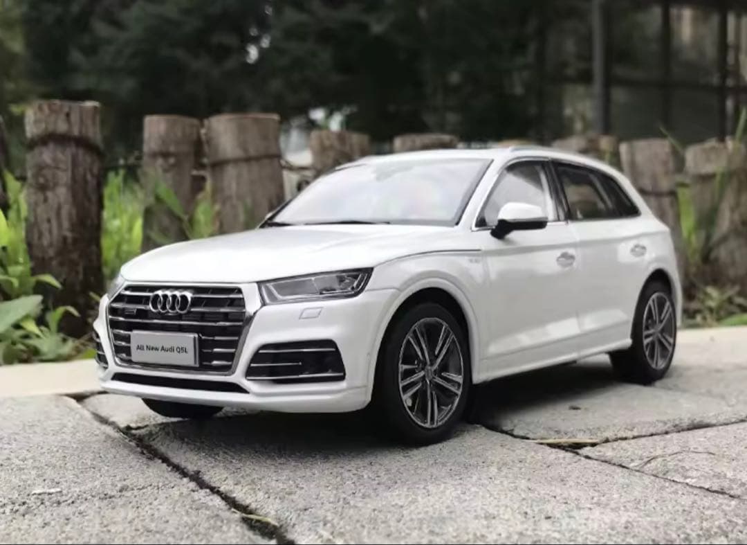Audi Q5 1/18 ダイキャストモデル ホワイトミニカー