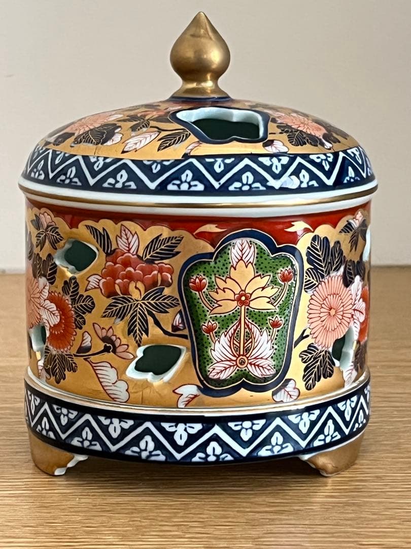 極錦金彩古伊万里　花柄陶器香炉 金色の蓋付き　未使用