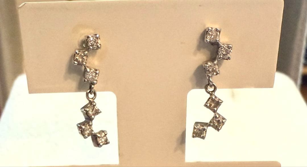 ピアス ★K18WG ダイヤ合計0.2ct ★ ダイヤ6連 スィング