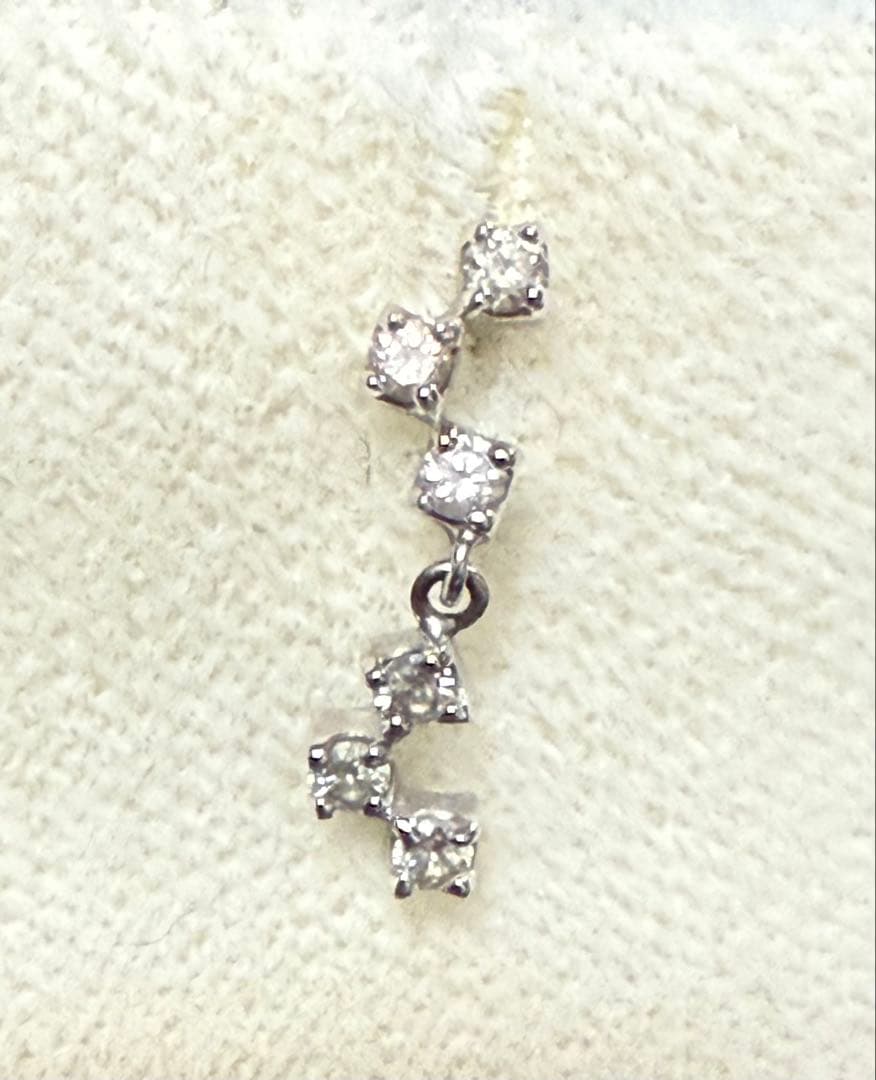 ピアス ★K18WG ダイヤ合計0.2ct ★ ダイヤ6連 スィング