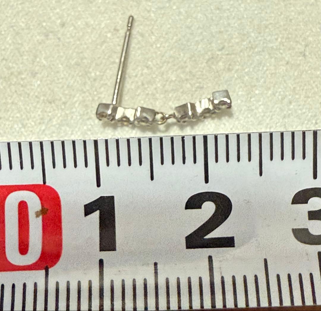 ピアス ★K18WG ダイヤ合計0.2ct ★ ダイヤ6連 スィング