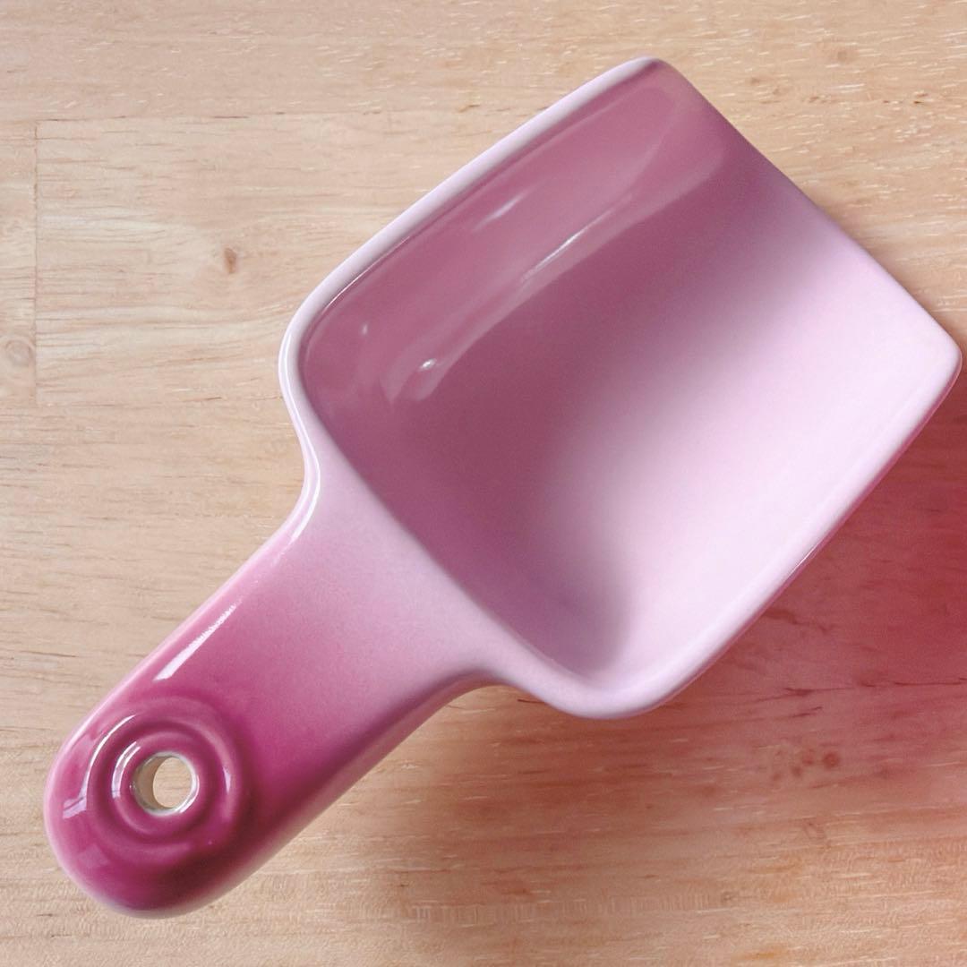 ル・クルーゼ　 ペットフードコンテナ　スコップ付き ナチュラルピンク　犬　猫