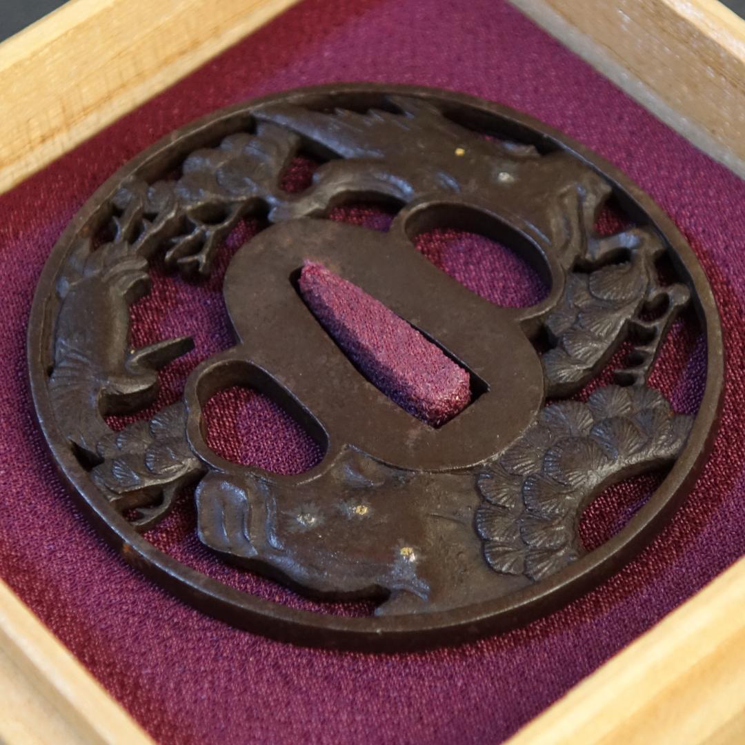 鍔 鐔 鉄地 刀装具 武具 骨董【在銘 柳川直政 翔鶴老松透鍔】(鍔箱付き)