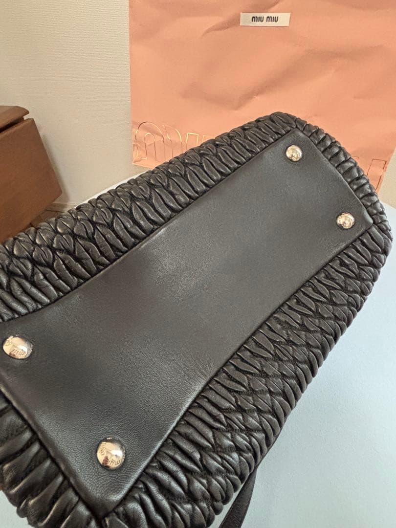 miumiuマテラッセ ナッパクリスタル ブラック