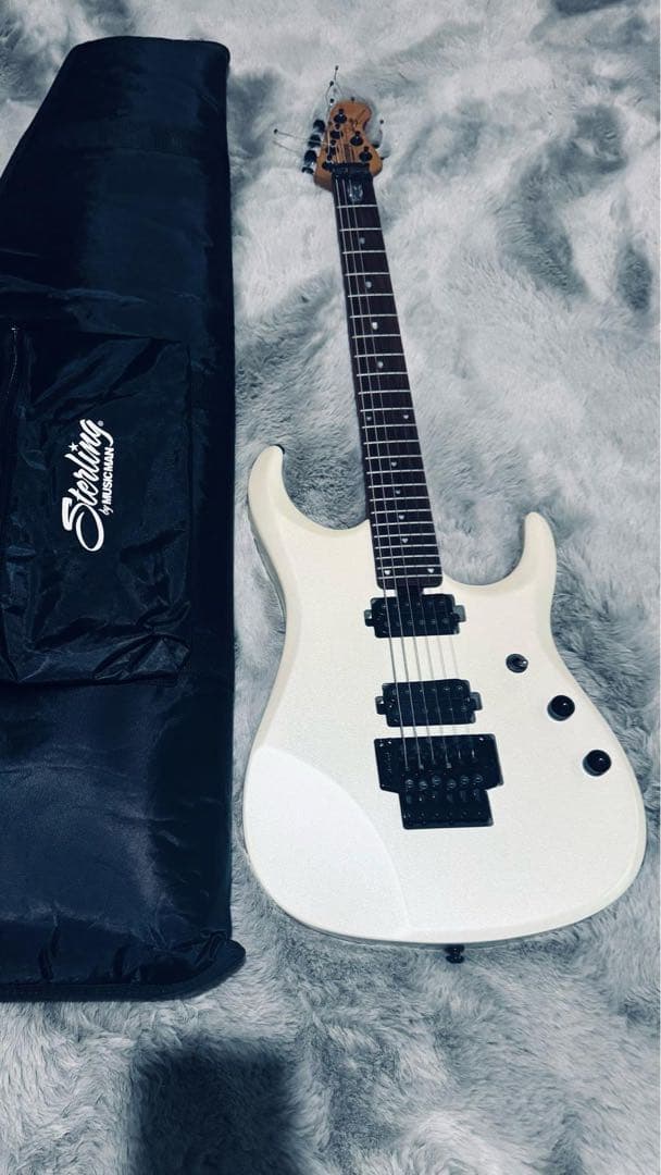 ホワイトエレキギター ハムバッカー搭載