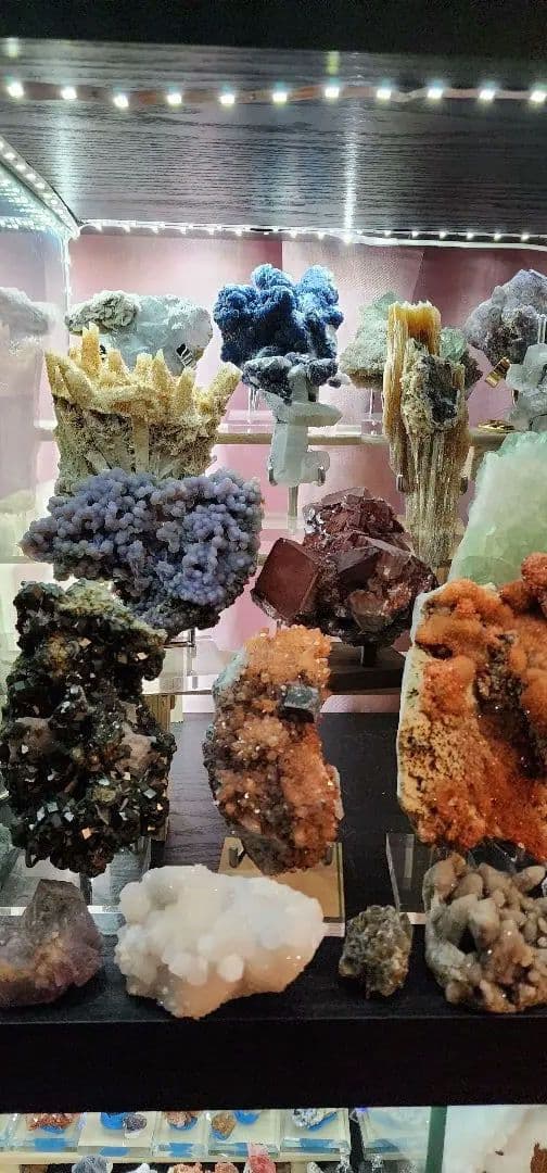 多彩な鉱物結晶コレクション