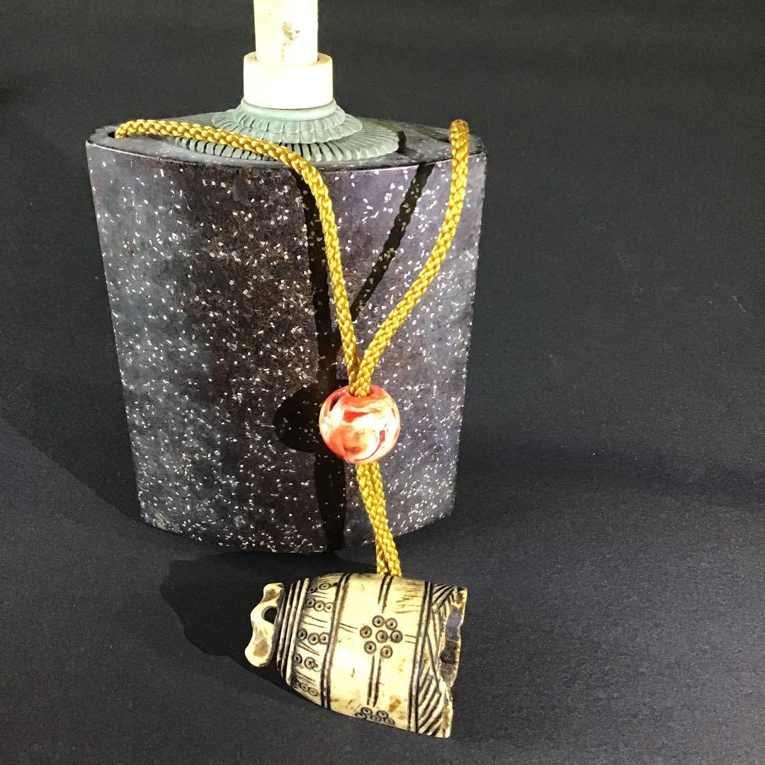 火縄銃　煙硝入　鶴頭玉緒締、半鐘型根付　江戸期　　s4