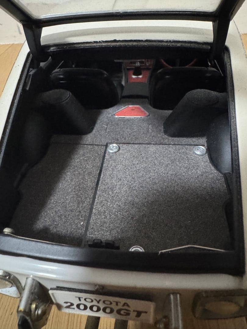 デアゴスティーニ 1/10 トヨタ 2000GT ホワイト エンブレム付き